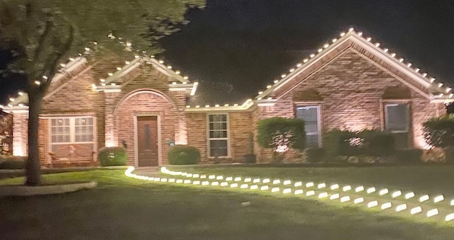 view of front of property featuring a yard