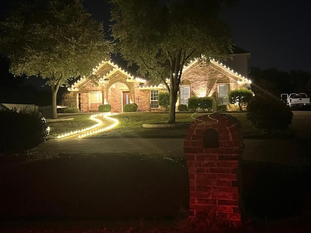 view of front facade featuring a lawn