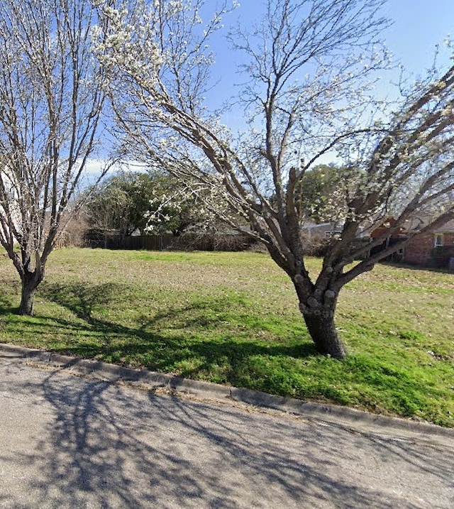 Listing photo 2 for 1730 Clearbrook Ln, Corsicana TX 75110