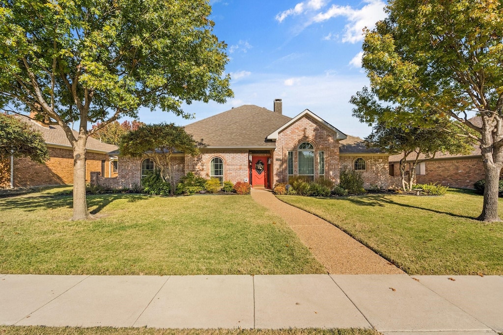 single story home featuring a front yard