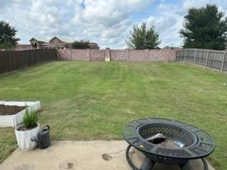 view of yard featuring a patio