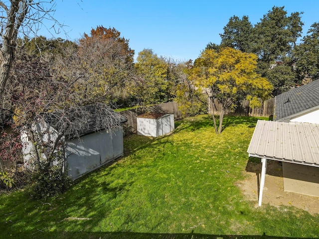 view of yard featuring a storage unit