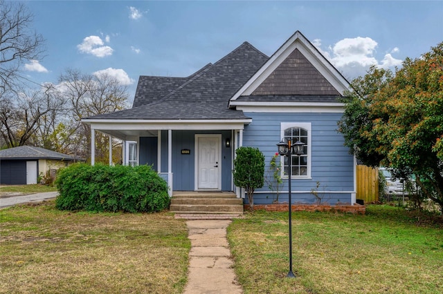 view of front of property featuring a front yard