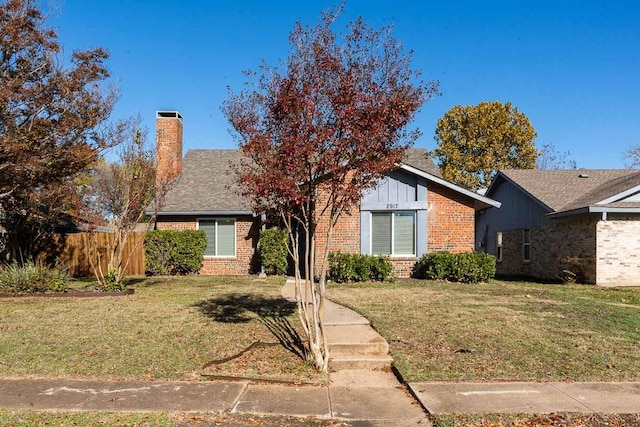 view of front facade featuring a front yard