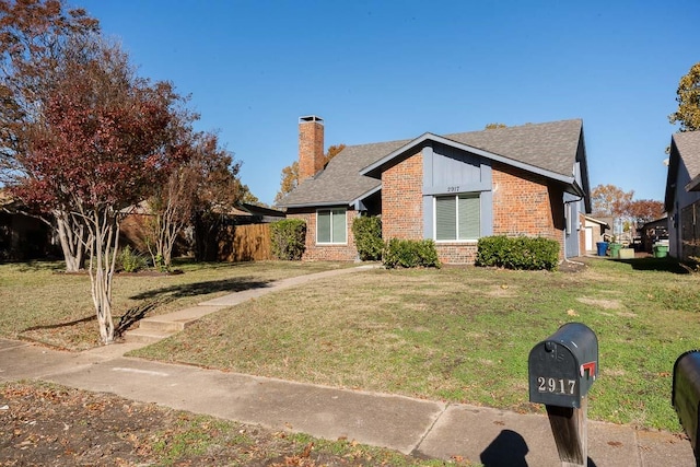 view of front of property featuring a front lawn