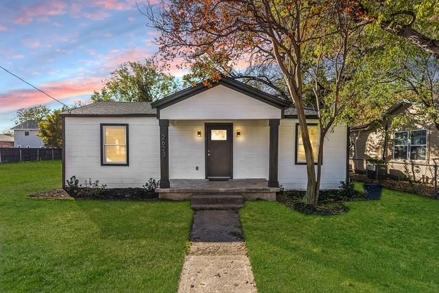 view of front of property featuring a lawn and covered porch