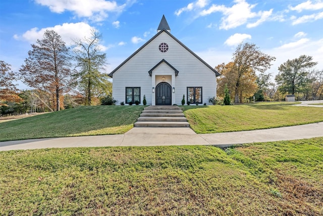 view of front of property with a front yard