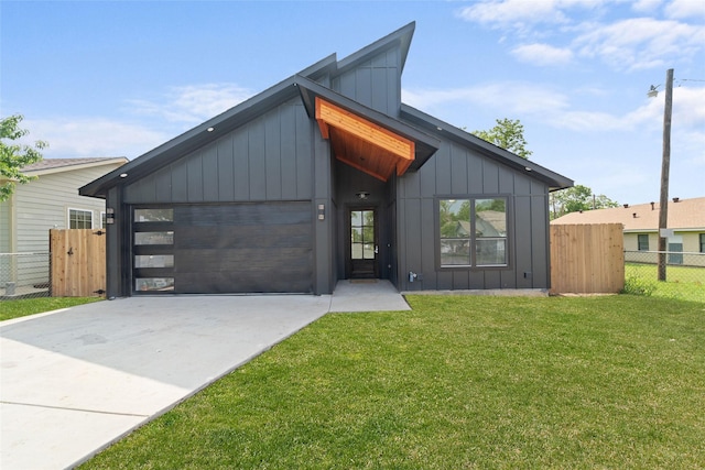 view of front facade featuring a garage and a front yard