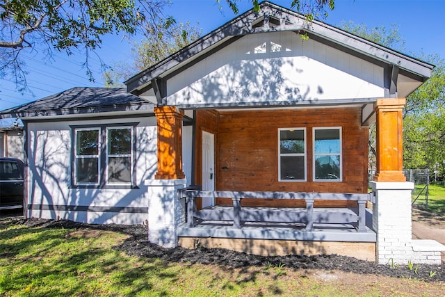 view of front facade with covered porch and a front yard