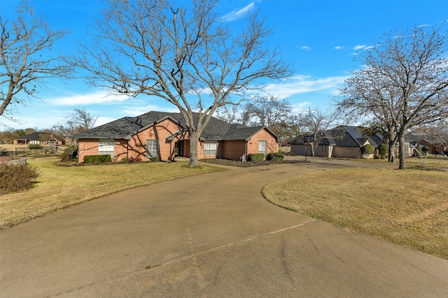 ranch-style home featuring a front lawn