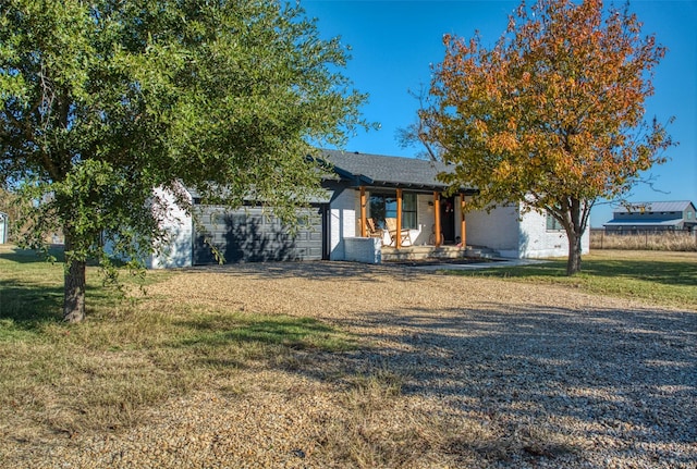 view of front of property featuring a front yard