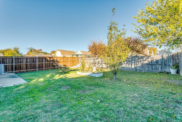 view of yard featuring a patio area