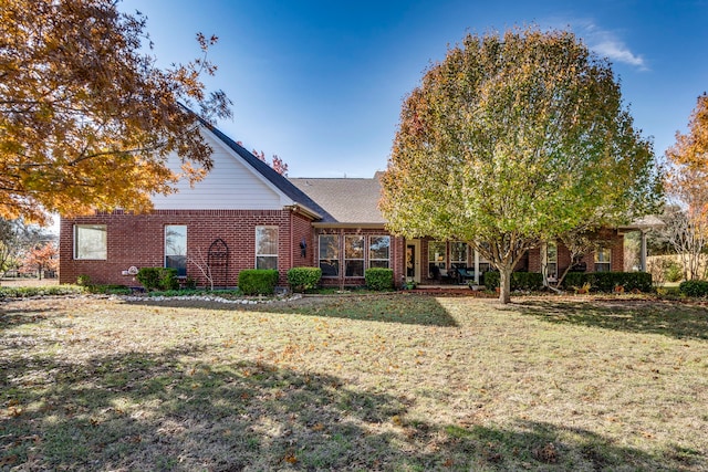 view of front of home featuring a front yard