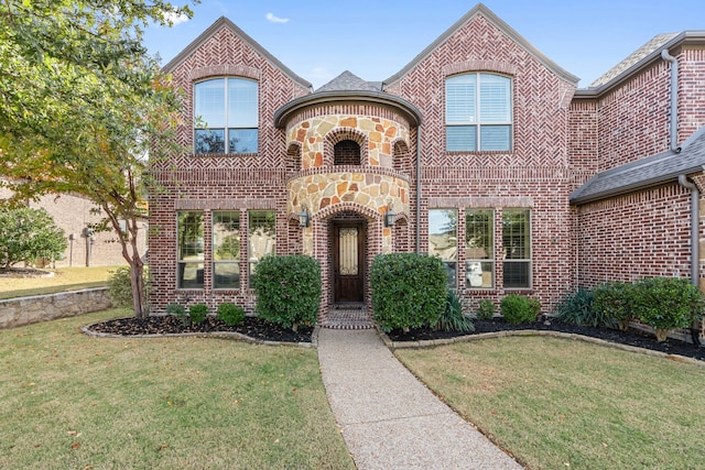 view of front facade with a front yard