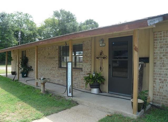 property entrance with a yard