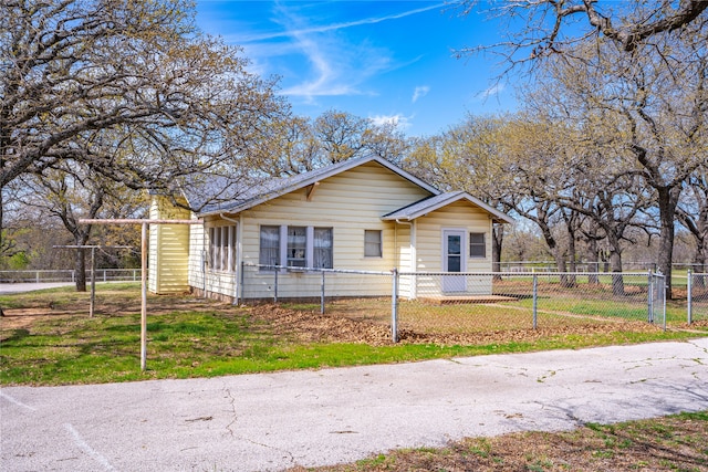 view of front of home featuring a front yard