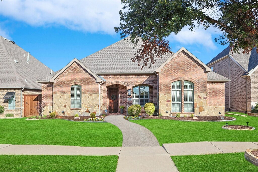 view of front of house with a front lawn