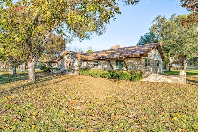 view of front of house featuring a front yard