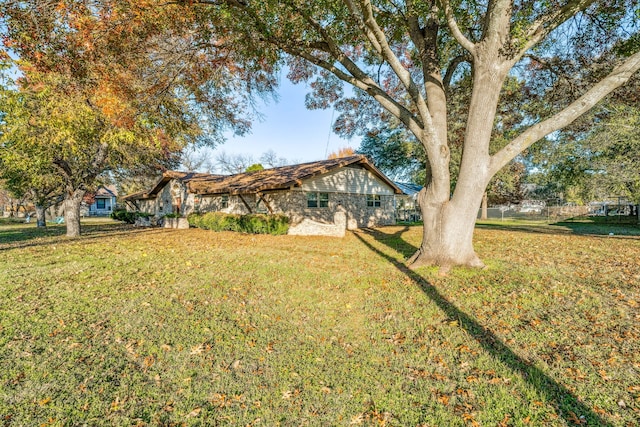 view of front of house featuring a front lawn