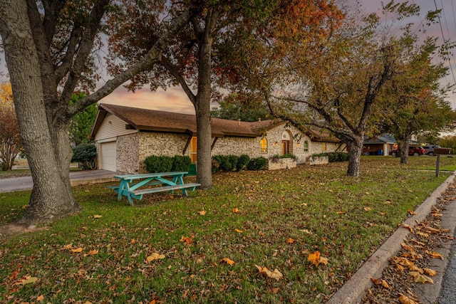 view of front facade featuring a yard and a garage