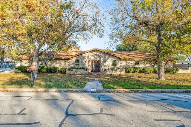 view of front facade featuring a front yard