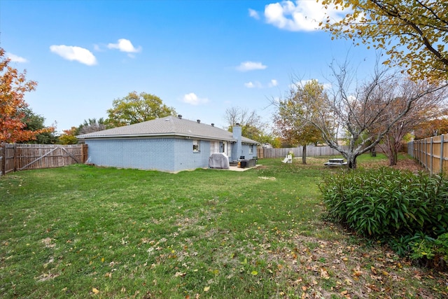 view of yard featuring a fenced backyard