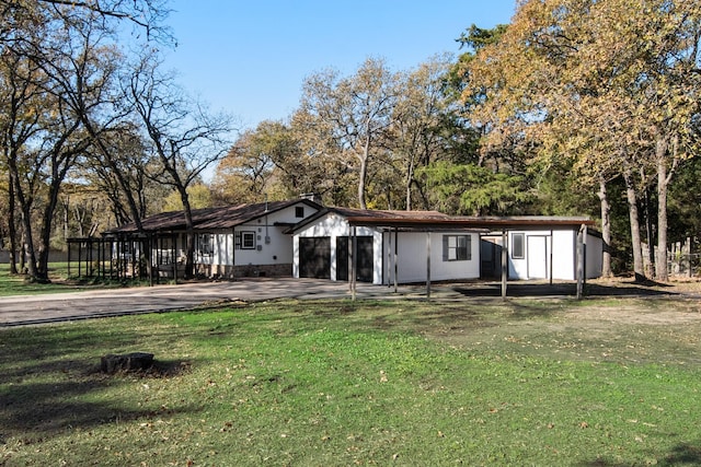 view of front of house featuring a front lawn