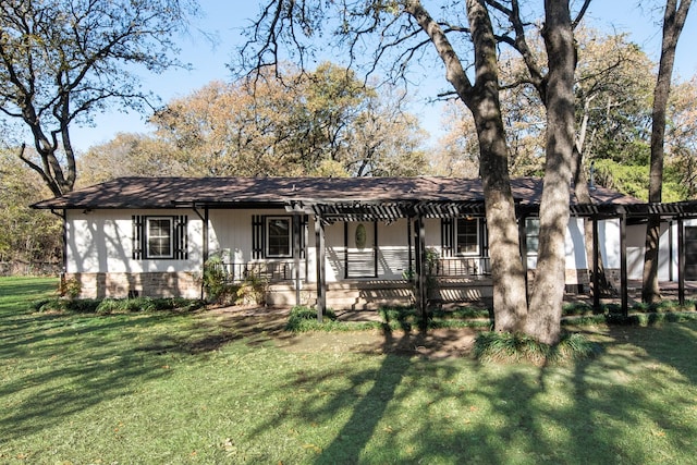 view of front facade with a porch, a front yard, and a pergola