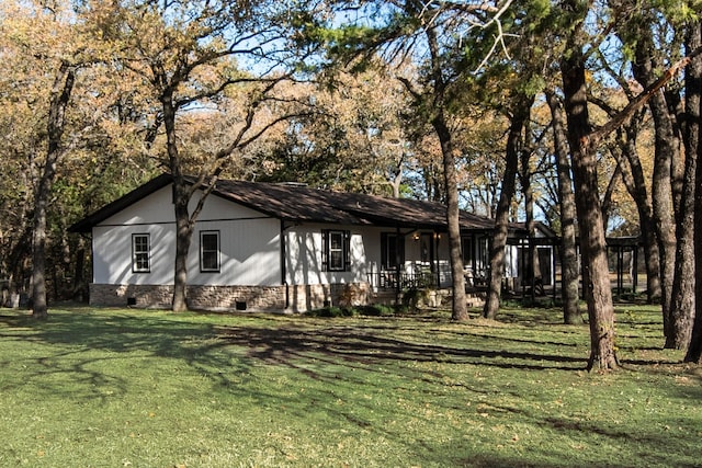 view of front of property featuring crawl space and a front yard