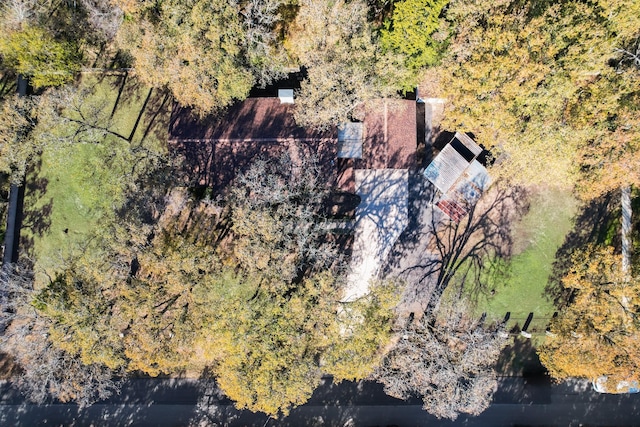 birds eye view of property featuring a forest view