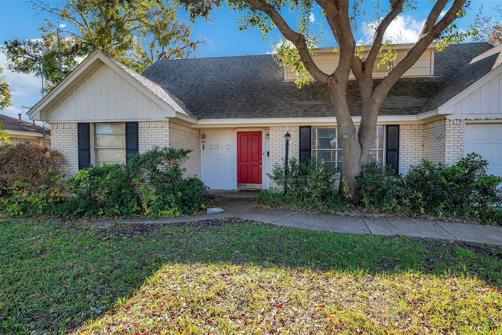 view of front of home featuring a front yard and a garage