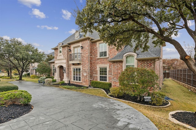 view of front of house with a front lawn