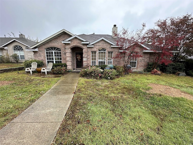 view of front of property featuring a front lawn