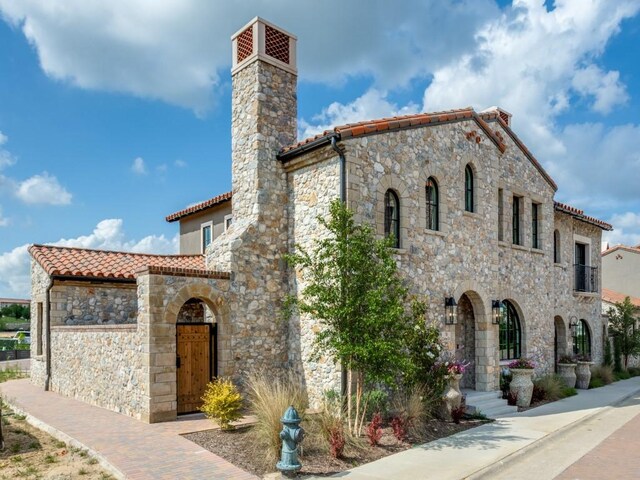 view of mediterranean / spanish-style house