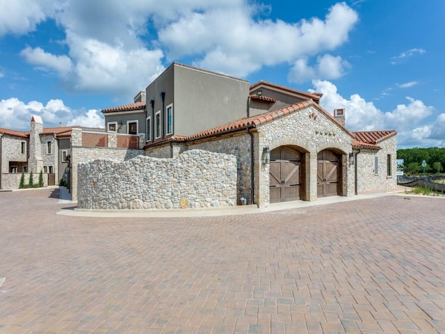 view of front facade featuring a garage