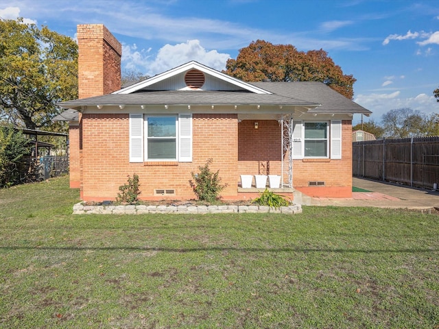 bungalow-style house featuring a front lawn