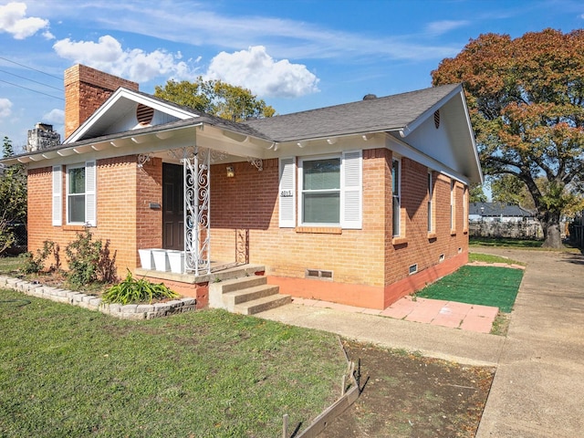 view of front of home with a front lawn