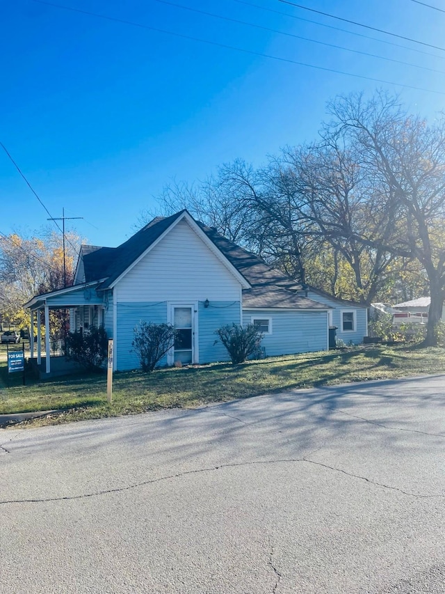 view of front of house featuring a front lawn