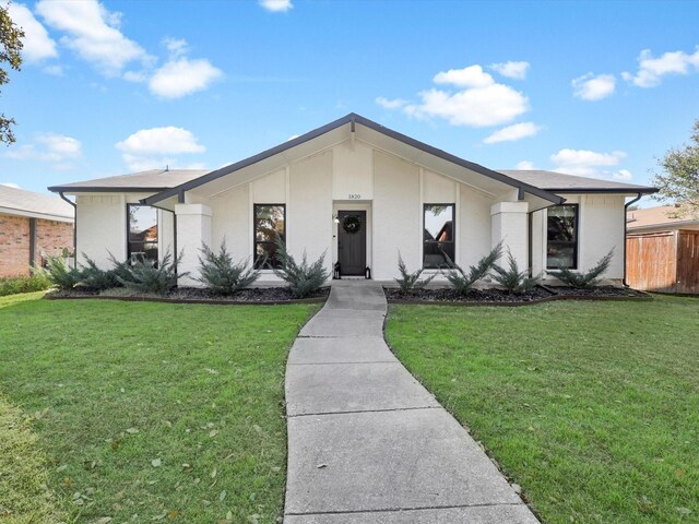 view of front of property featuring a front yard