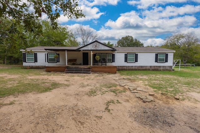 manufactured / mobile home featuring a front yard