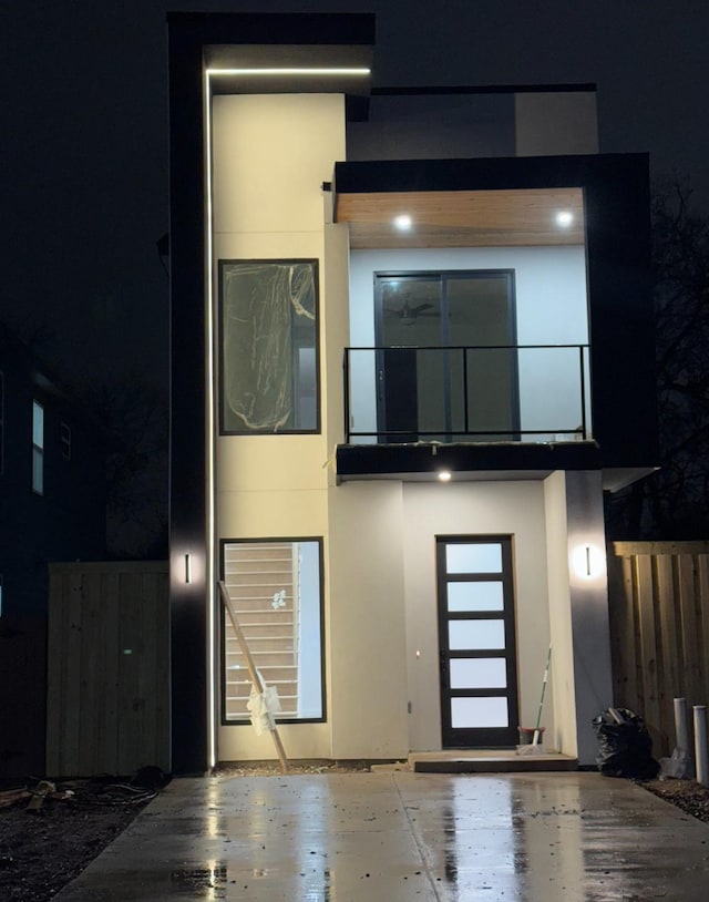 view of front of property featuring a balcony