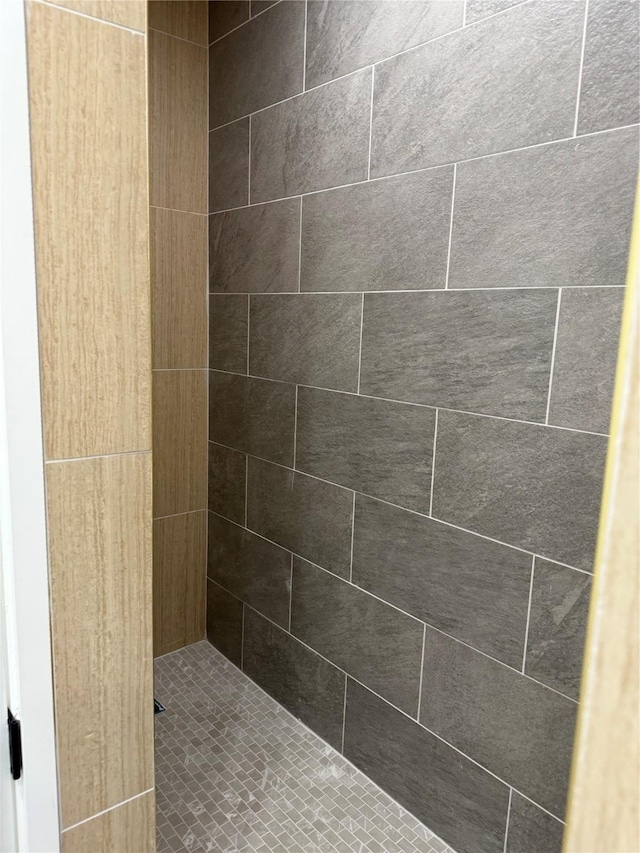 bathroom featuring a tile shower