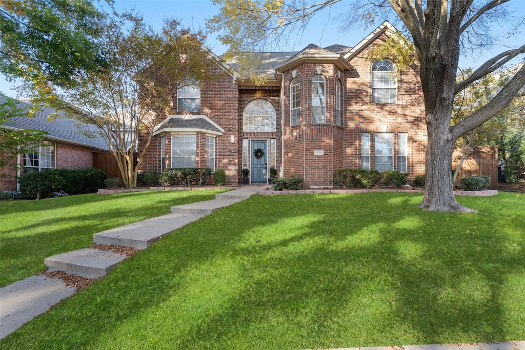 front facade featuring a front lawn