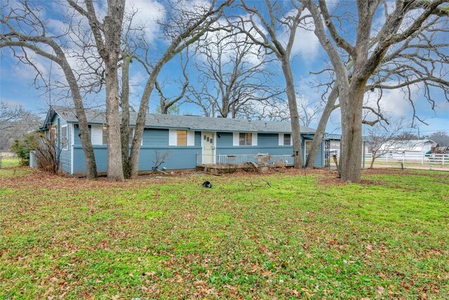 single story home featuring a front lawn