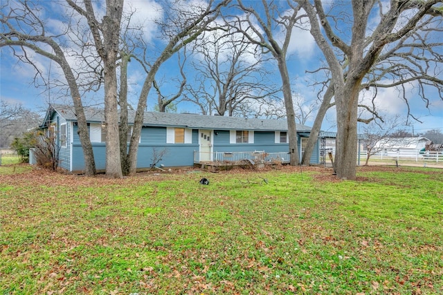 ranch-style house featuring a front yard