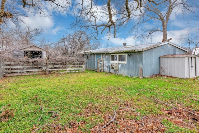 view of yard featuring a shed