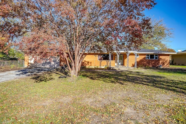 view of front facade with a front lawn