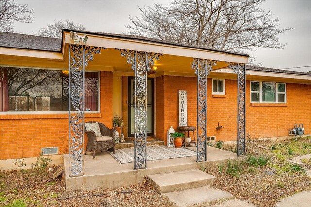 entrance to property featuring a porch