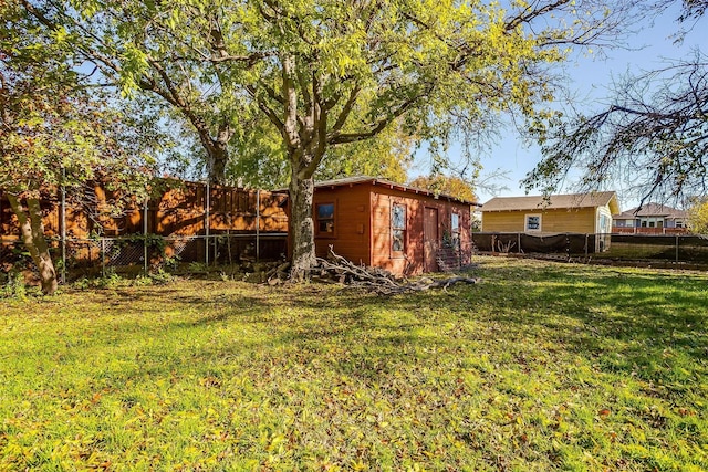 view of yard featuring an outbuilding