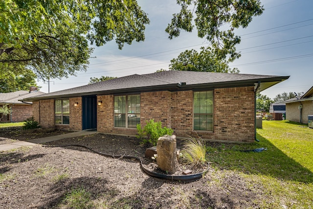 view of front facade featuring a front lawn